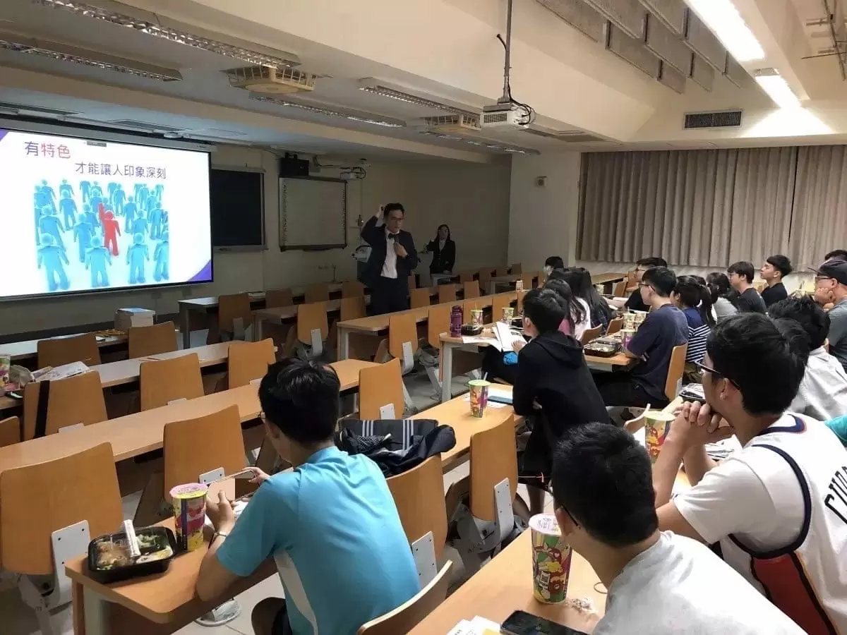 宋志豪醫師受邀至高雄醫學大學演講,以【牙醫師的職場挑戰與考驗】為題