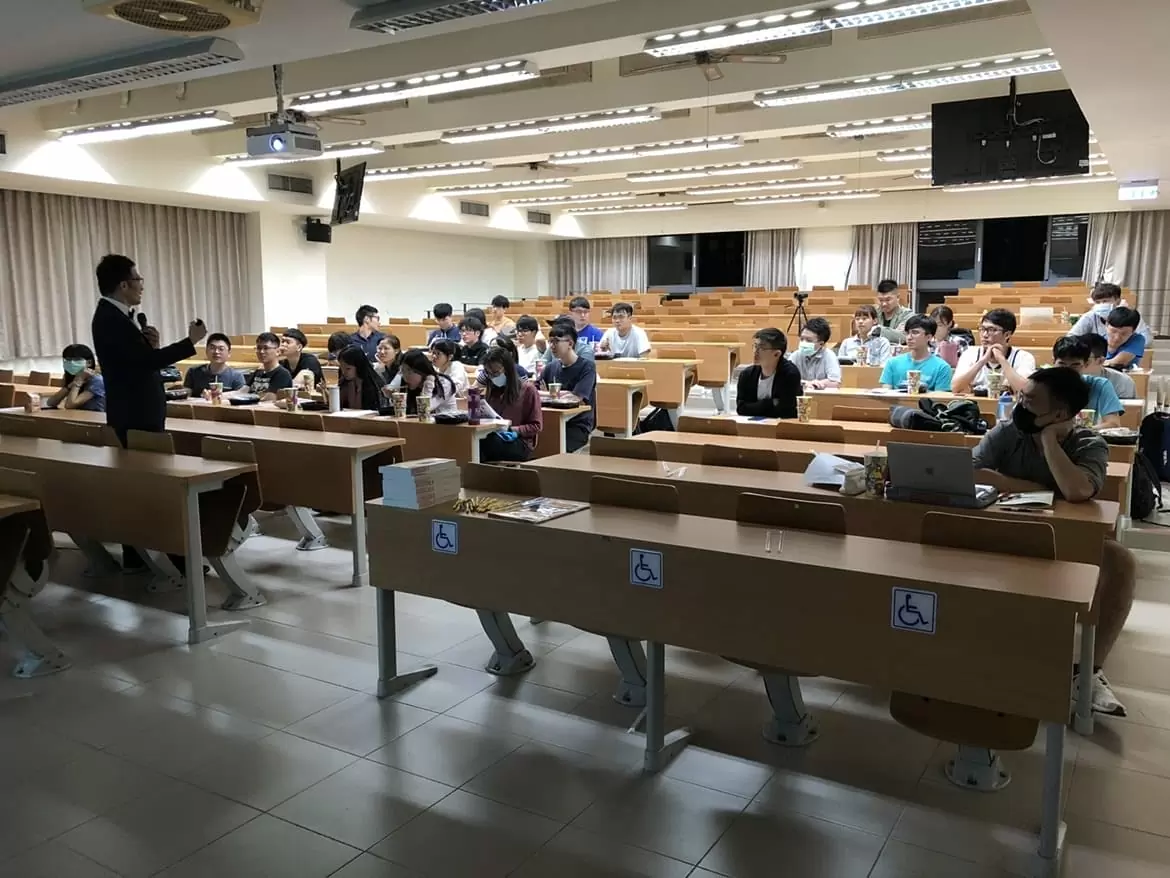 宋志豪醫師在高雄醫學大學演講傳分享牙醫經驗和心得